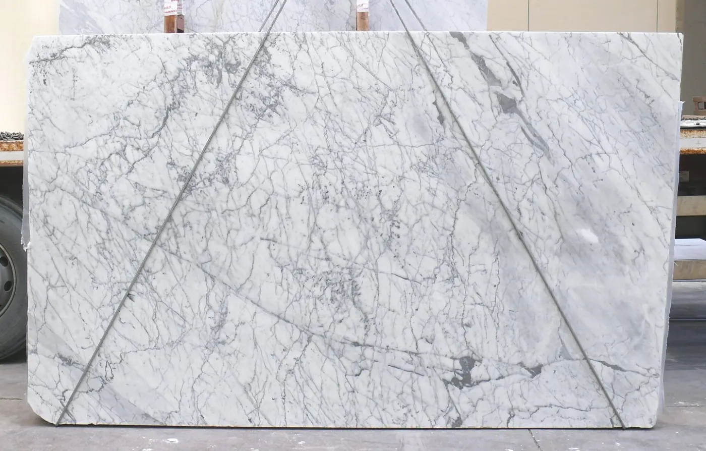 Statuarietto marbre, surface de dalle – Marmi di Carrara – gris clair, ivoire (29)