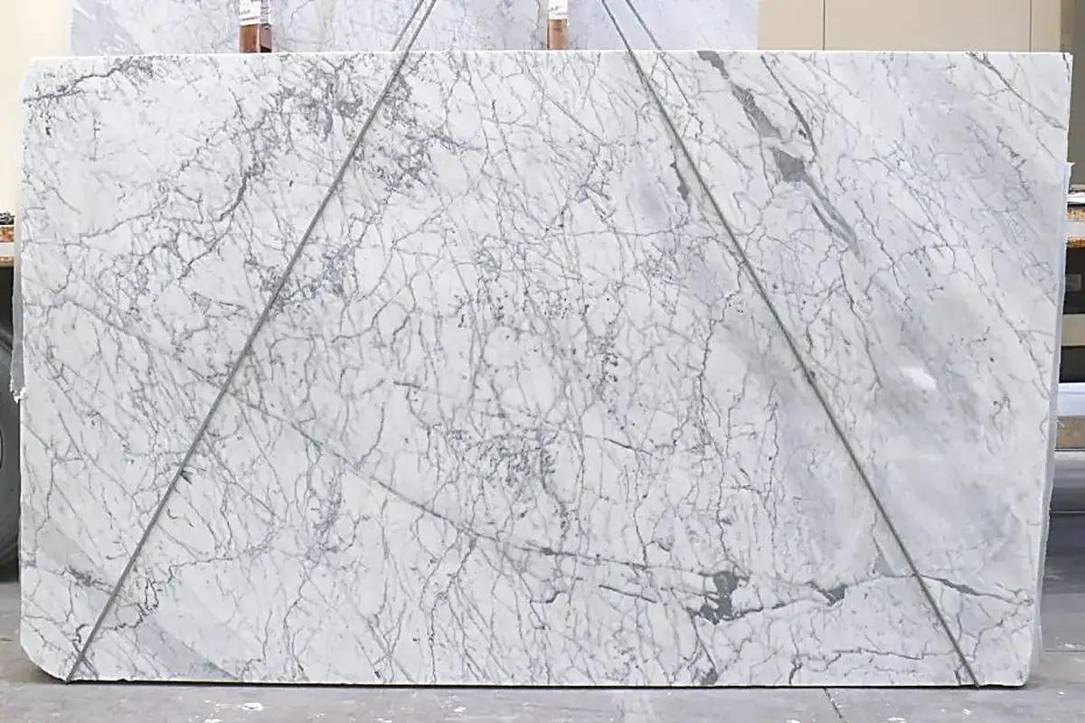 Statuarietto мрамор, поверхность плиты – Marmi di Carrara – слоновая кость, светло-серый (41)