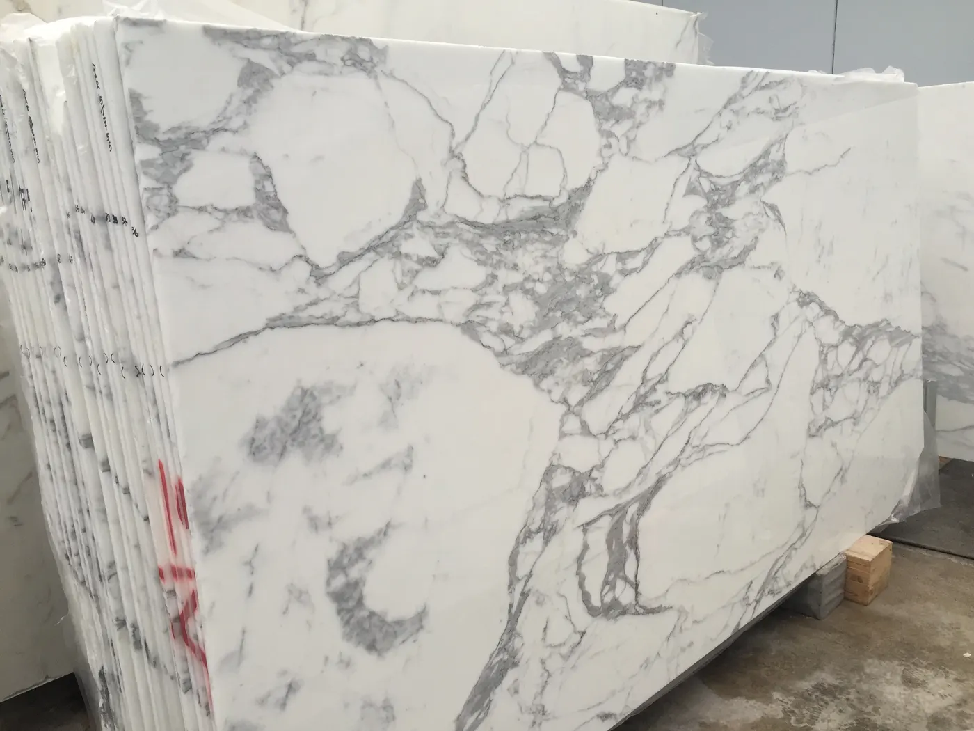 Statuario marble slab surface – Marmi di Carrara – light grey, ivory (14)