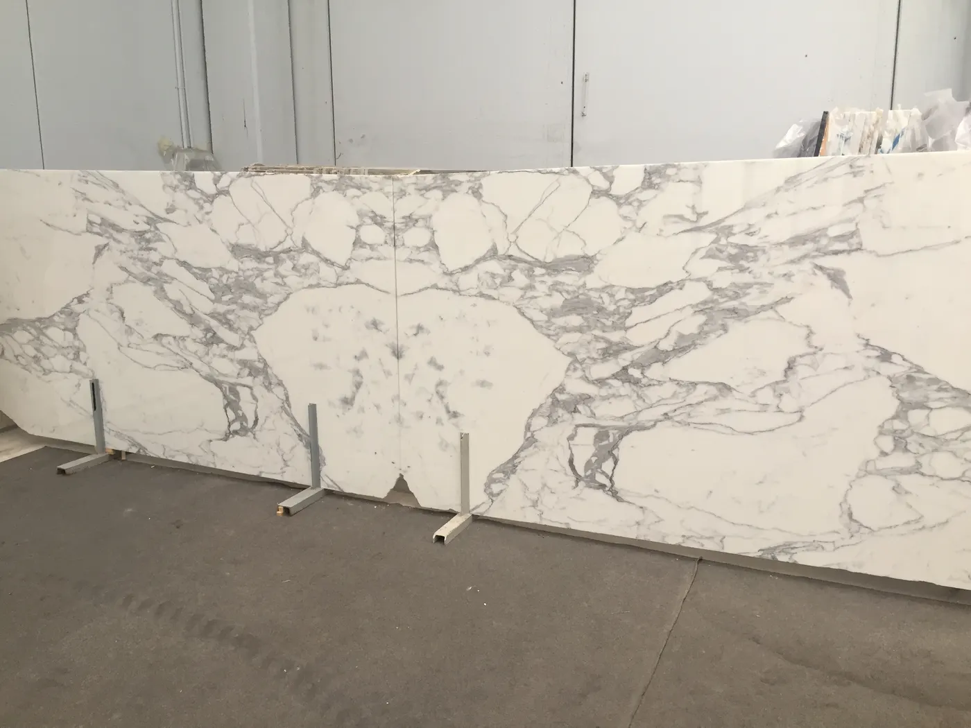 Statuario marmo, superficie di lastra – Marmi di Carrara – avorio, verde (15)