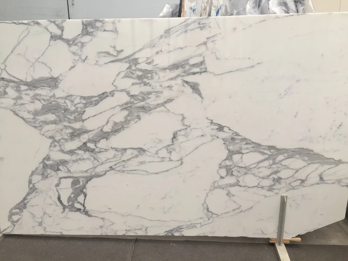 Statuario Marmor, Plattenoberfläche – Marmi di Carrara – hellgrau, elfenbein (16)