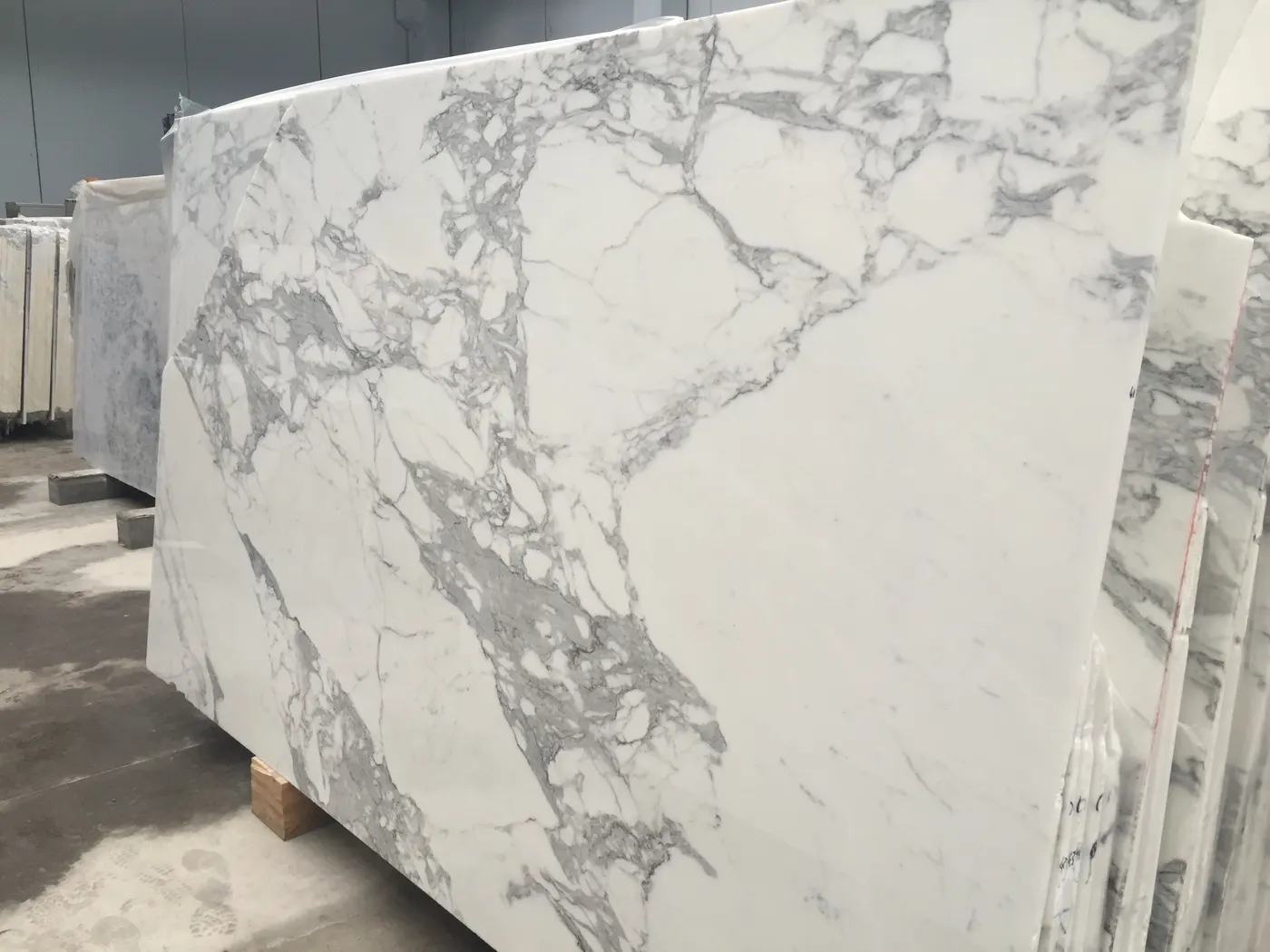 Statuario marmo, superficie di lastra – Marmi di Carrara – grigio chiaro, avorio (17)