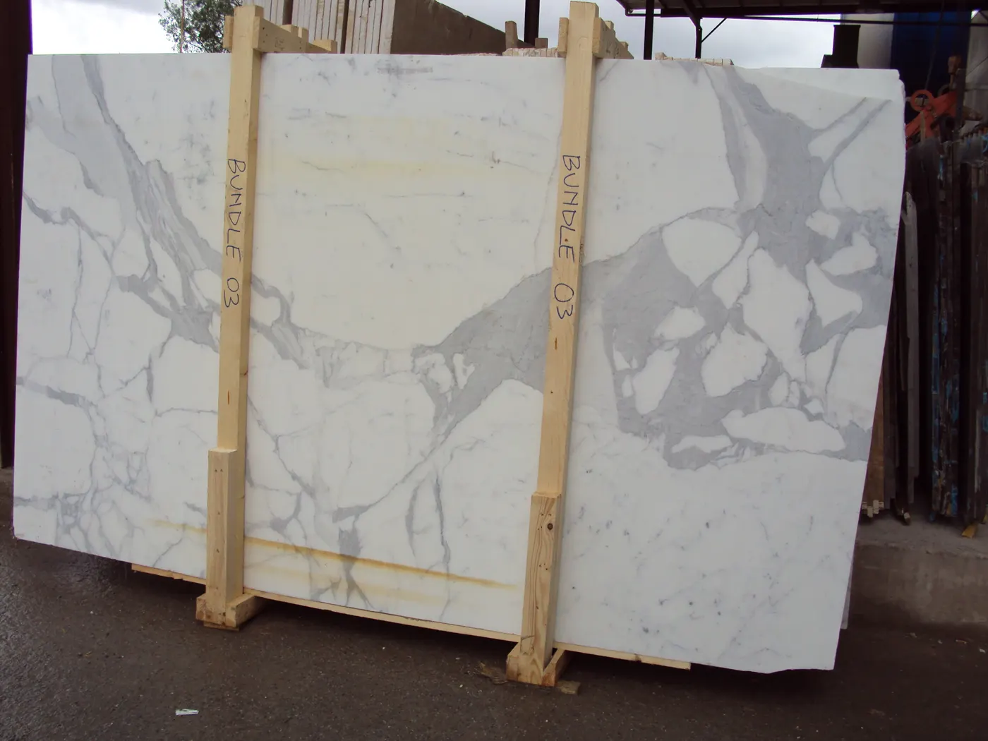 Statuario marmo, superficie di lastra – Marmi di Carrara – grigio chiaro, nero (27)