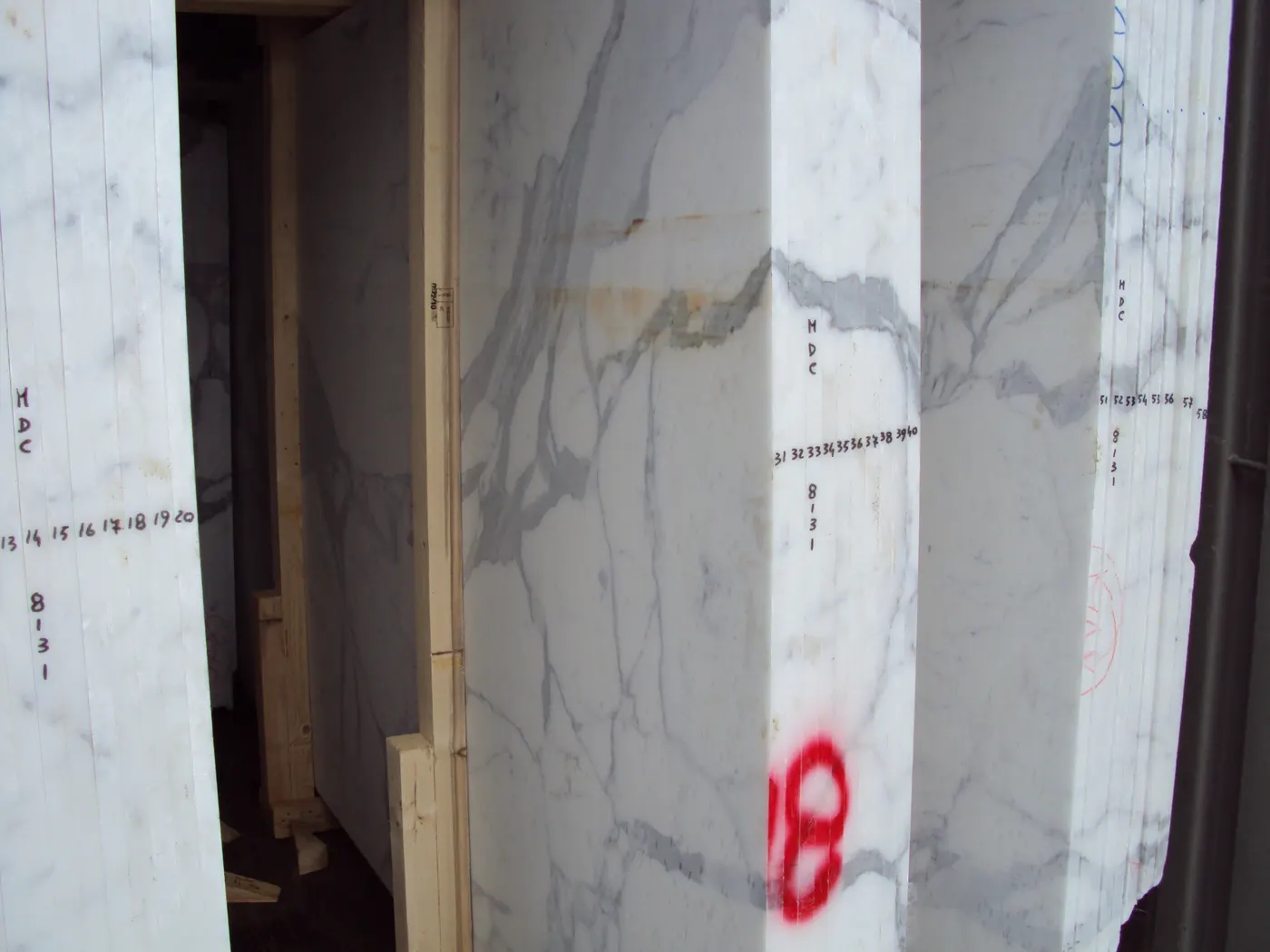 Statuario мрамор, поверхность плиты – Marmi di Carrara – светло-серый, серый (30)