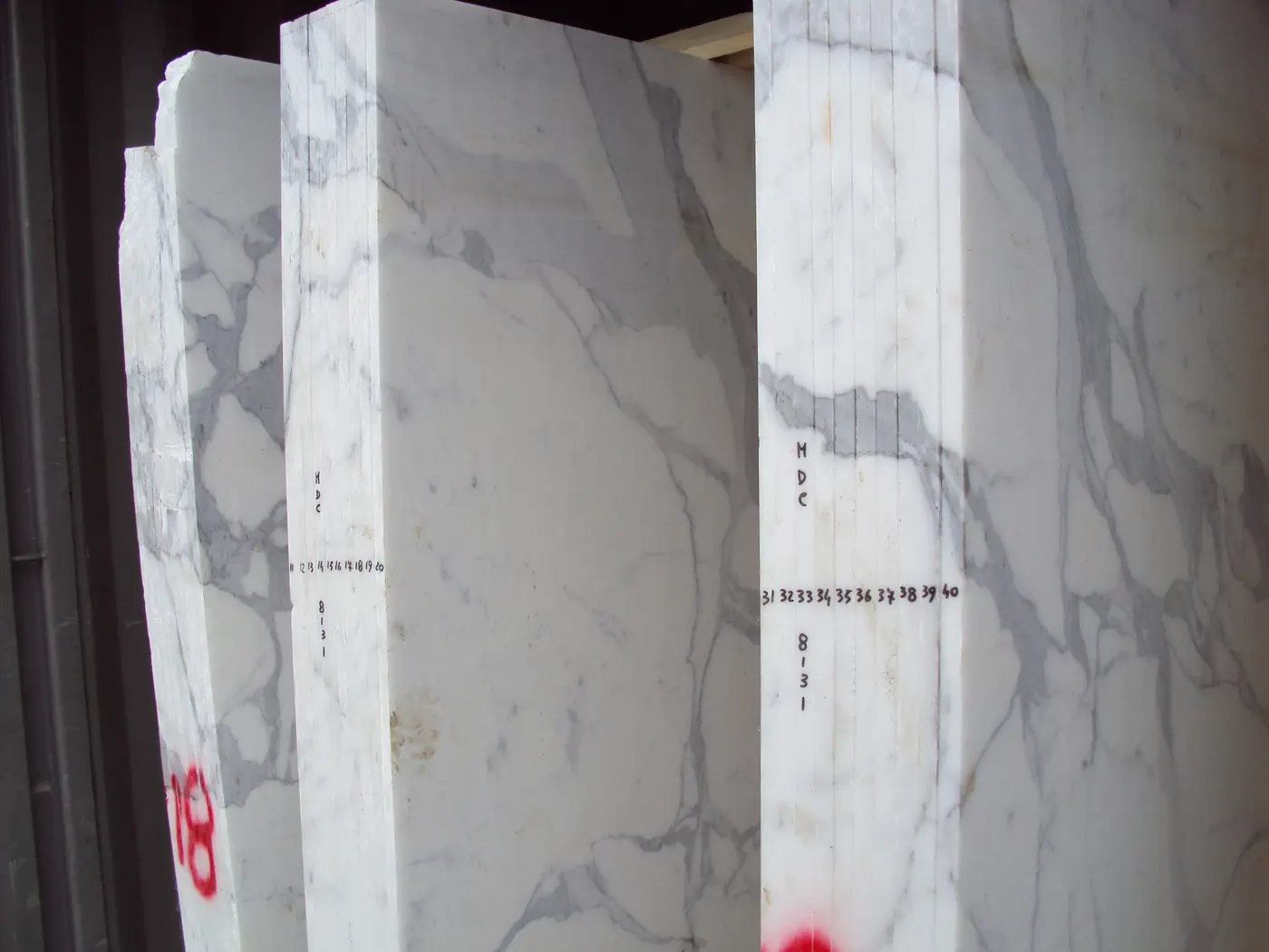 Statuario marmo, superficie di lastra – Marmi di Carrara – grigio, antracite (31)