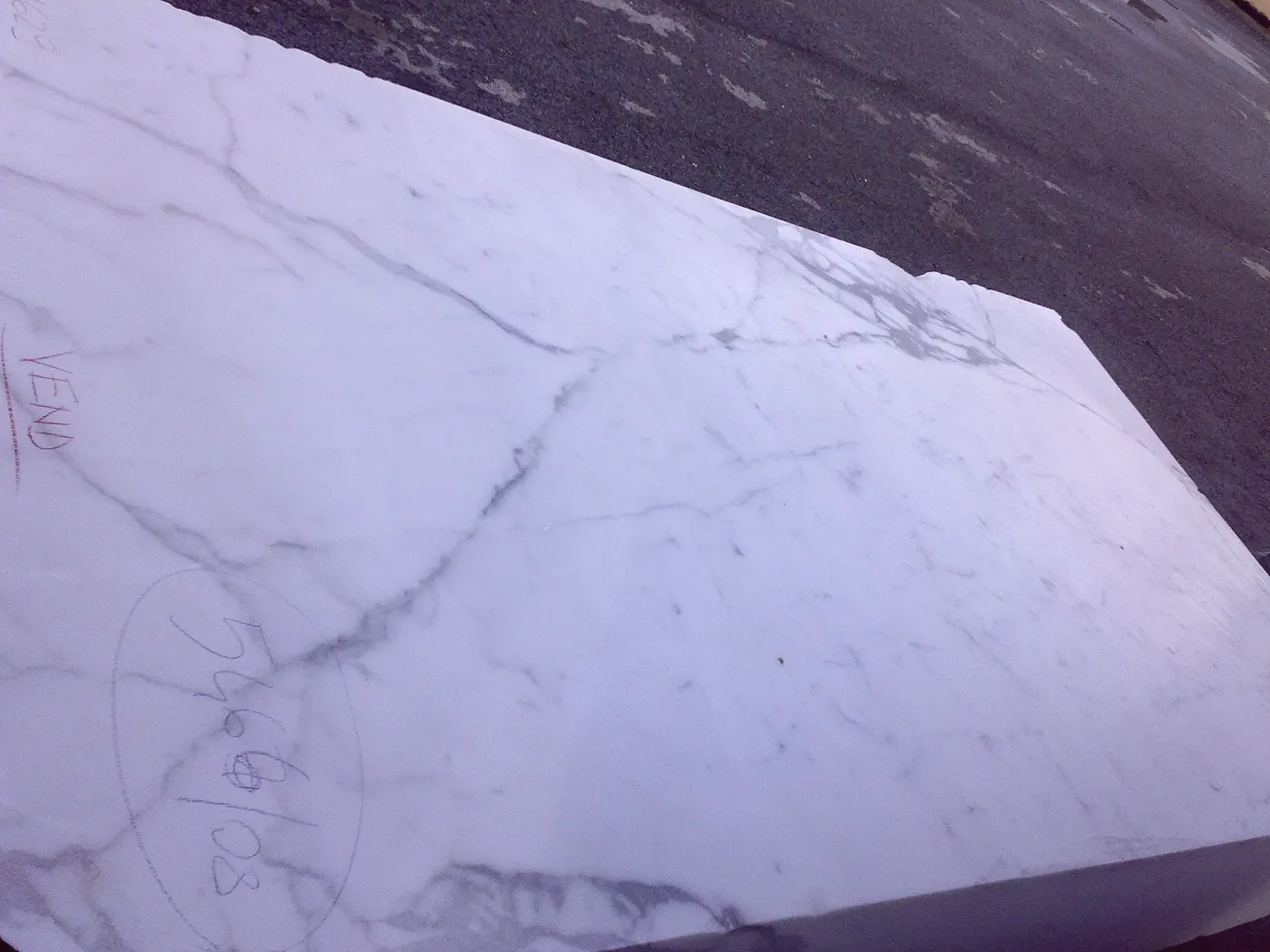 Statuario мрамор, поверхность плиты – Marmi di Carrara – светло-серый, антрацитовый (53)