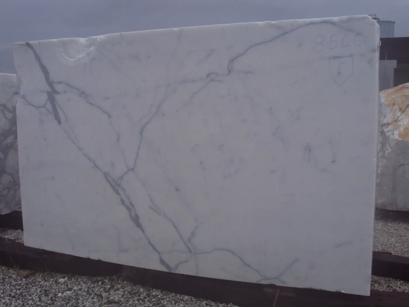 Statuario мрамор, карьерный блок – Marmi di Carrara – серый, антрацитовый (62)