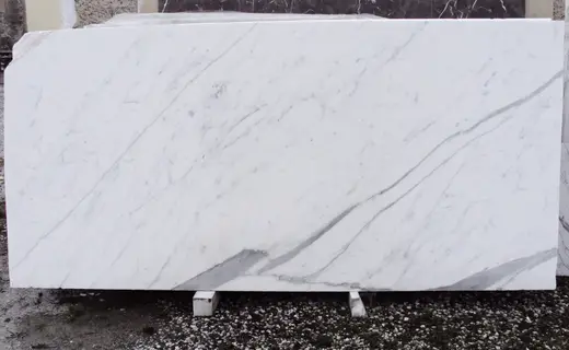 Statuario marble slab surface – Marmi di Carrara – ivory, charcoal (66)