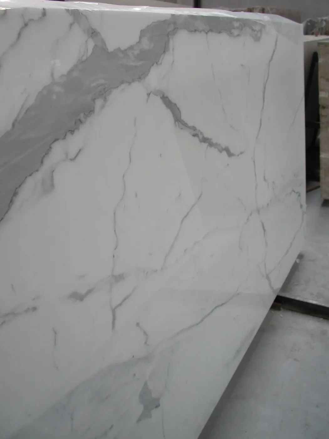Statuario marbre, détail de surface – Marmi di Carrara – gris, vert (68)