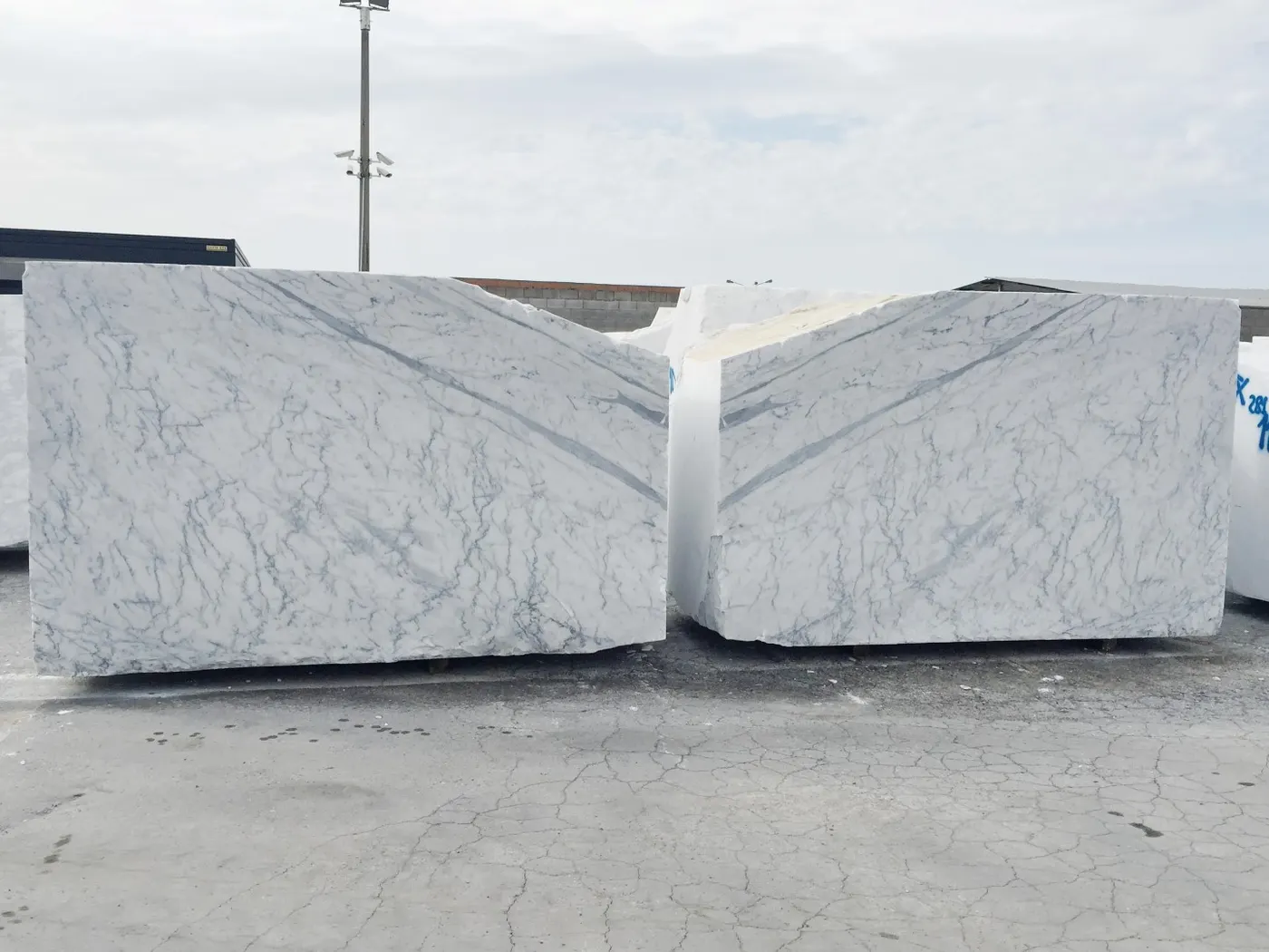 Statuario marmo, blocco di cava – Marmi di Carrara – grigio chiaro, bianco (69)
