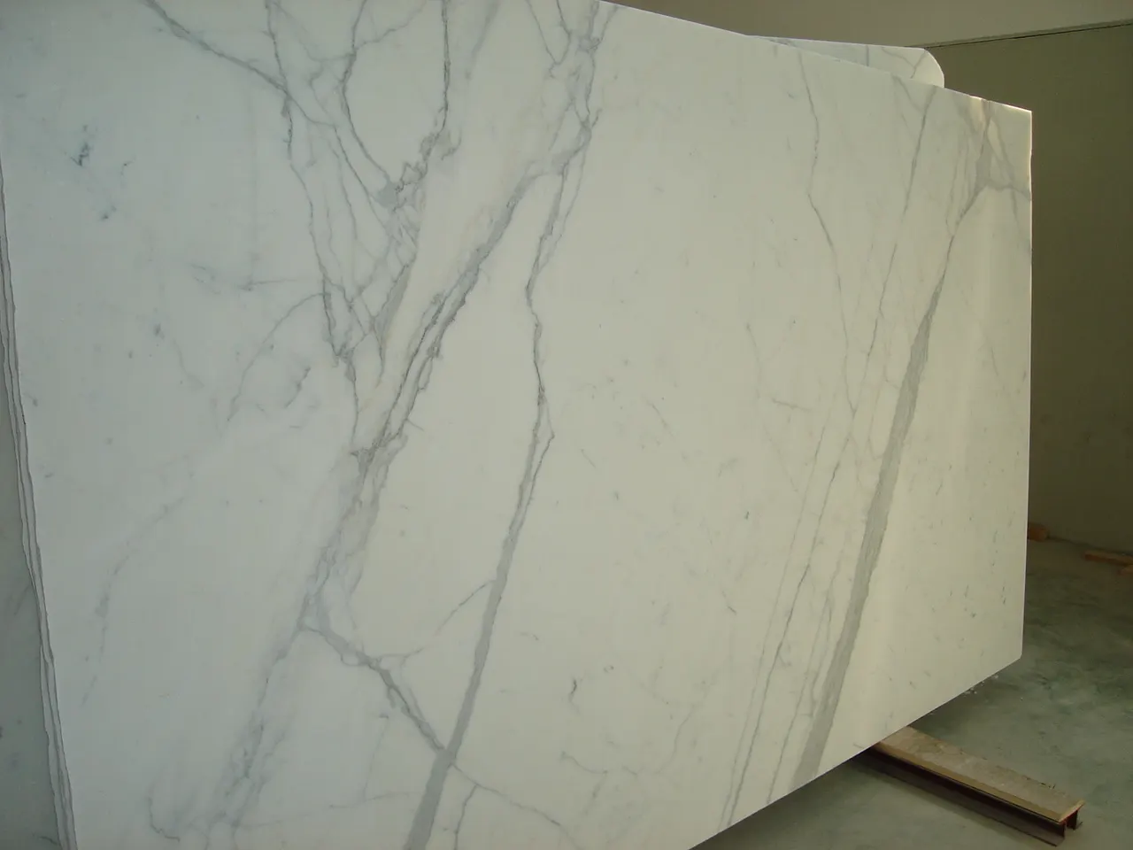 Statuario мрамор, поверхность плиты – Marmi di Carrara – бежевый, серый (71)