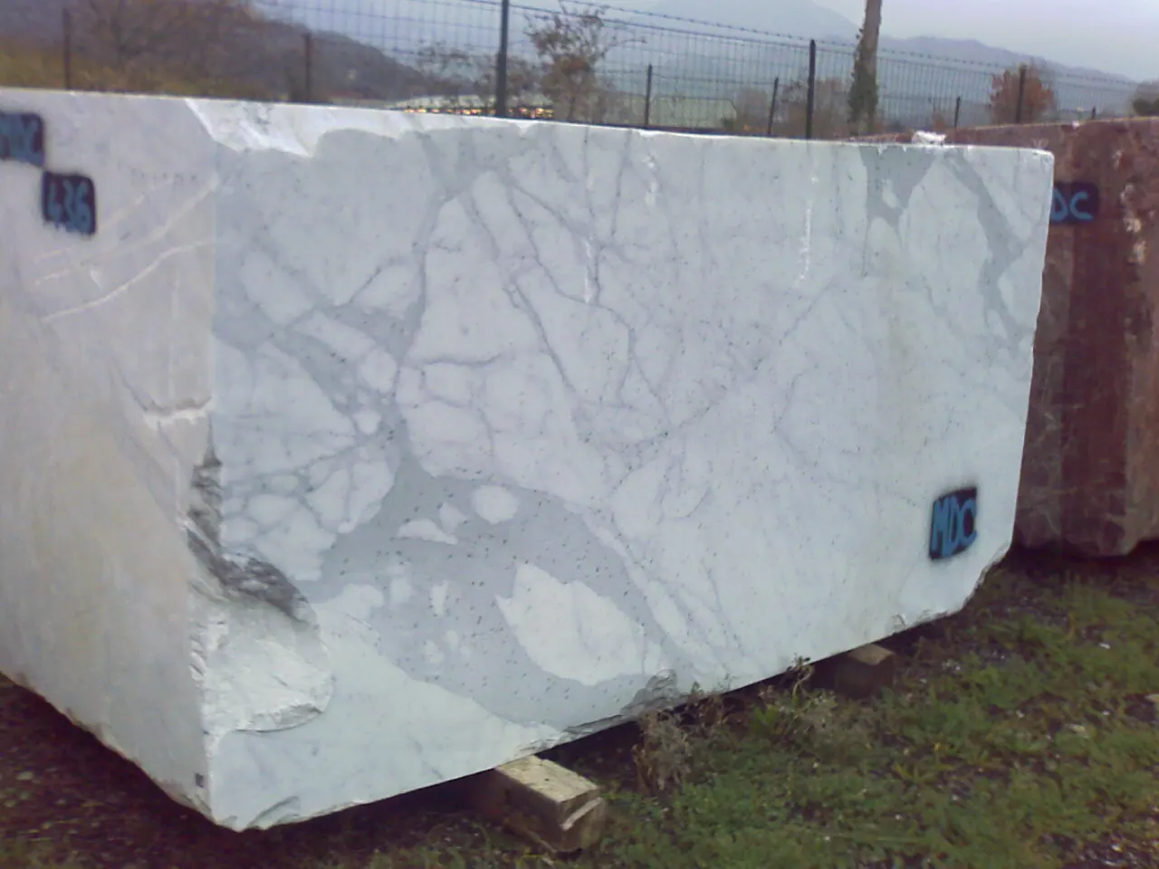 Statuario Marmor, Plattenoberfläche – Marmi di Carrara – hellgrau, anthrazit (74)