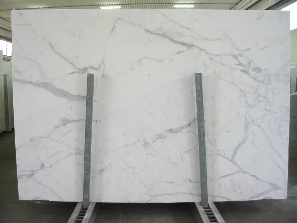 Statuario marmo, superficie di lastra – Marmi di Carrara – grigio chiaro, verde (77)