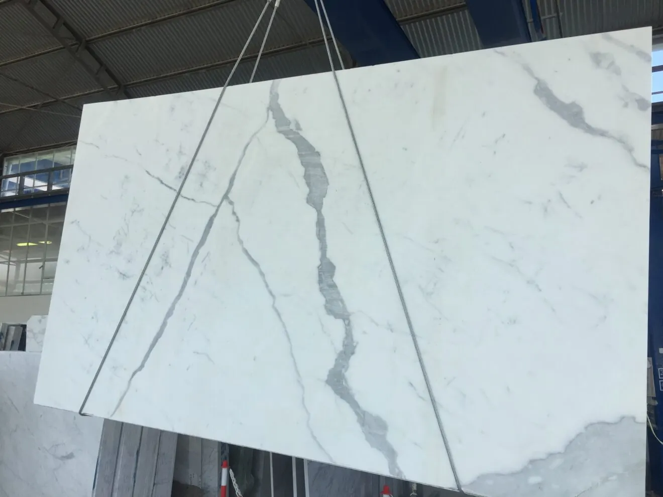 Statuario Extra marbre, surface de dalle – Marmi di Carrara – ivoire, anthracite (23)