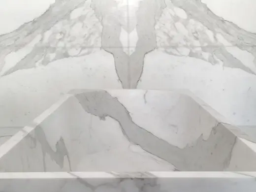 Statuario Extra marble slab surface – Marmi di Carrara – light grey, ivory (27)