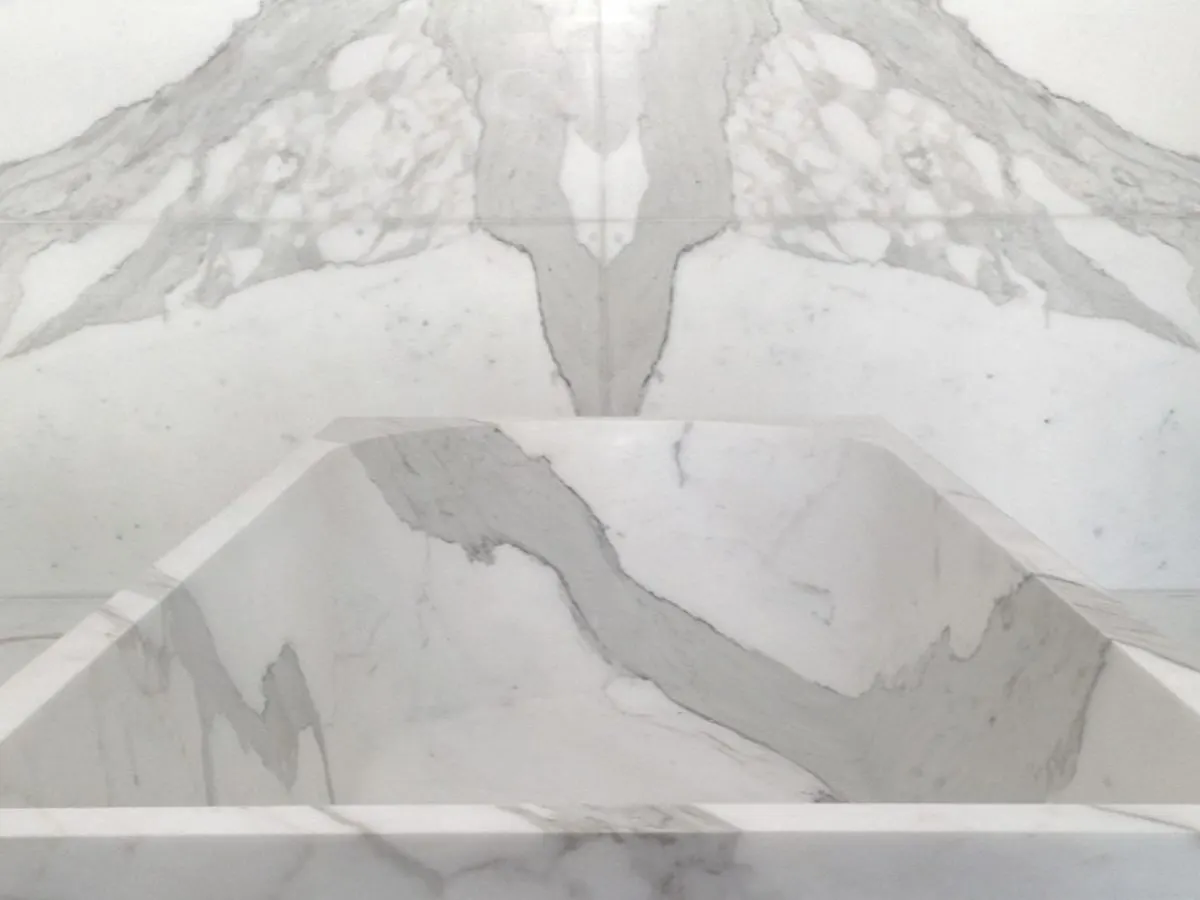 Statuario Extra marble slab surface – Marmi di Carrara – light grey, ivory (27)