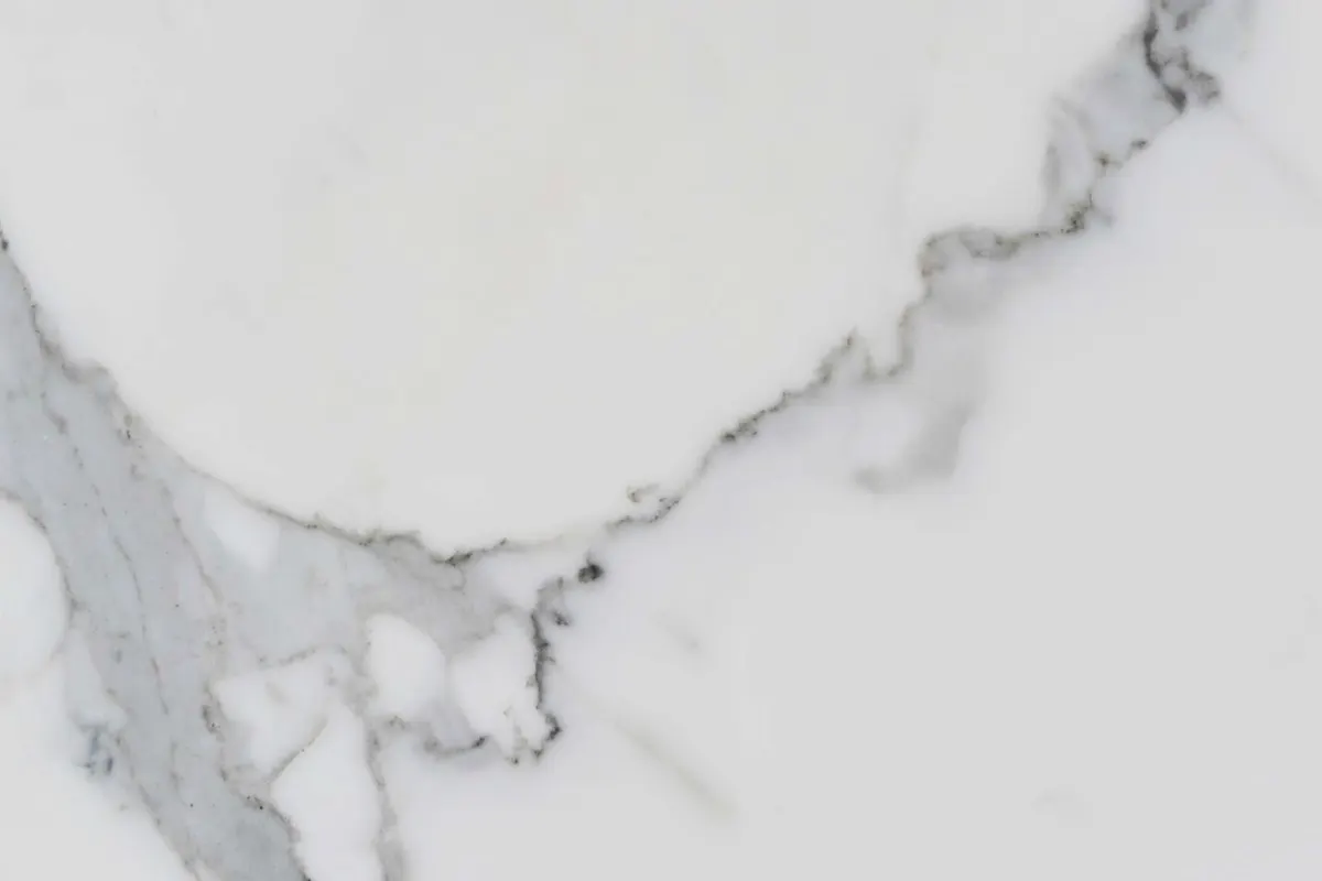 Statuario Extra marmo, superficie di lastra – Marmi di Carrara – avorio, grigio chiaro (29)