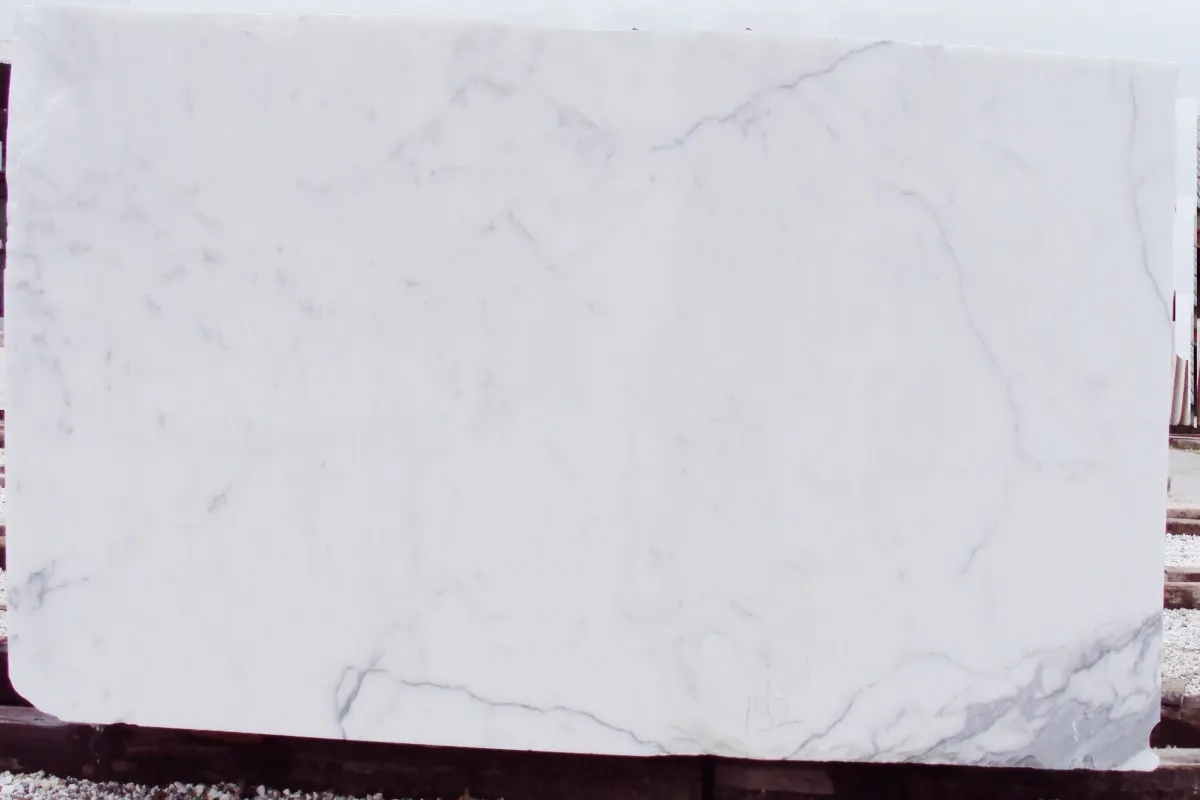 Statuario Extra мрамор, карьерный блок – Marmi di Carrara – слоновая кость, серый (33)