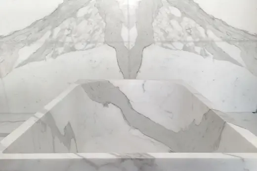 Statuario Extra marble slab surface – Marmi di Carrara – light grey, ivory (41)