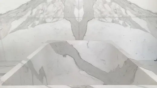 Statuario Extra marble slab surface – Marmi di Carrara – light grey, ivory (45)