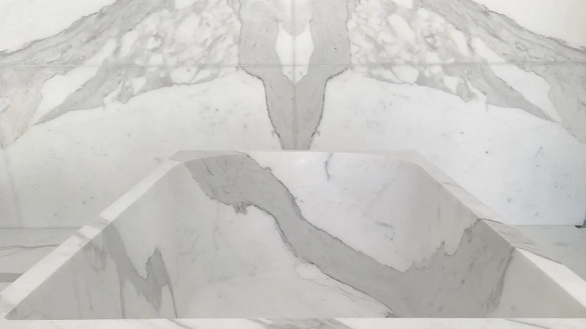 Statuario Extra marble slab surface – Marmi di Carrara – light grey, ivory (45)