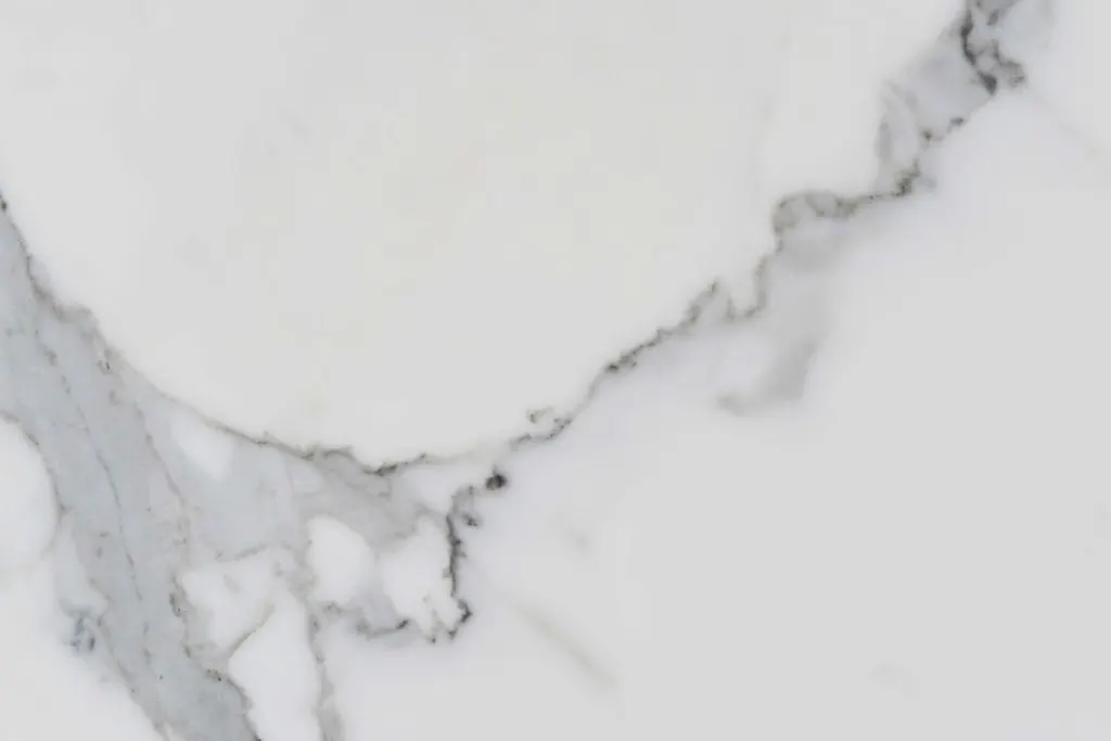 Statuario Extra marmo, superficie di lastra – Marmi di Carrara – avorio, grigio chiaro (49)