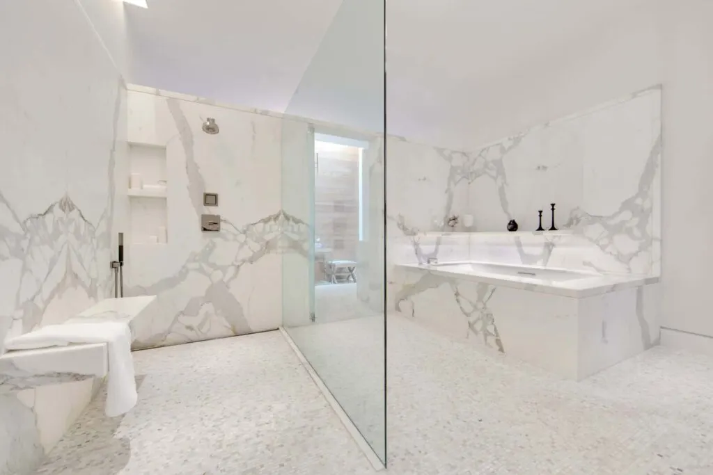 Statuario Extra Marmor, Plattenoberfläche – Marmi di Carrara – hellgrau, elfenbein (51)