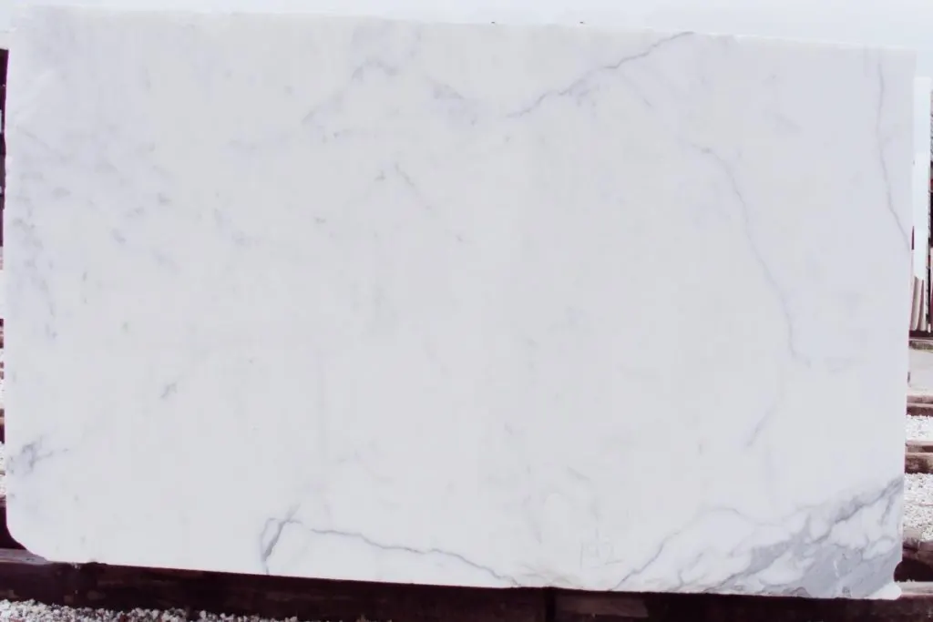 Statuario Extra Marmor, Steinbruchblock – Marmi di Carrara – elfenbein, grau (56)