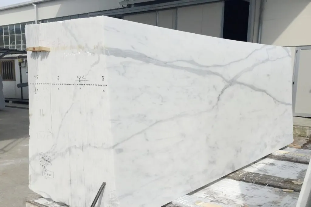Statuario Extra marble slab surface – Marmi di Carrara – ivory, violet (60)