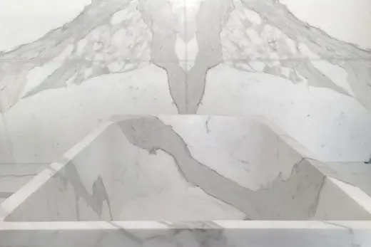 Statuario Extra marble slab surface – Marmi di Carrara – light grey, ivory (64)