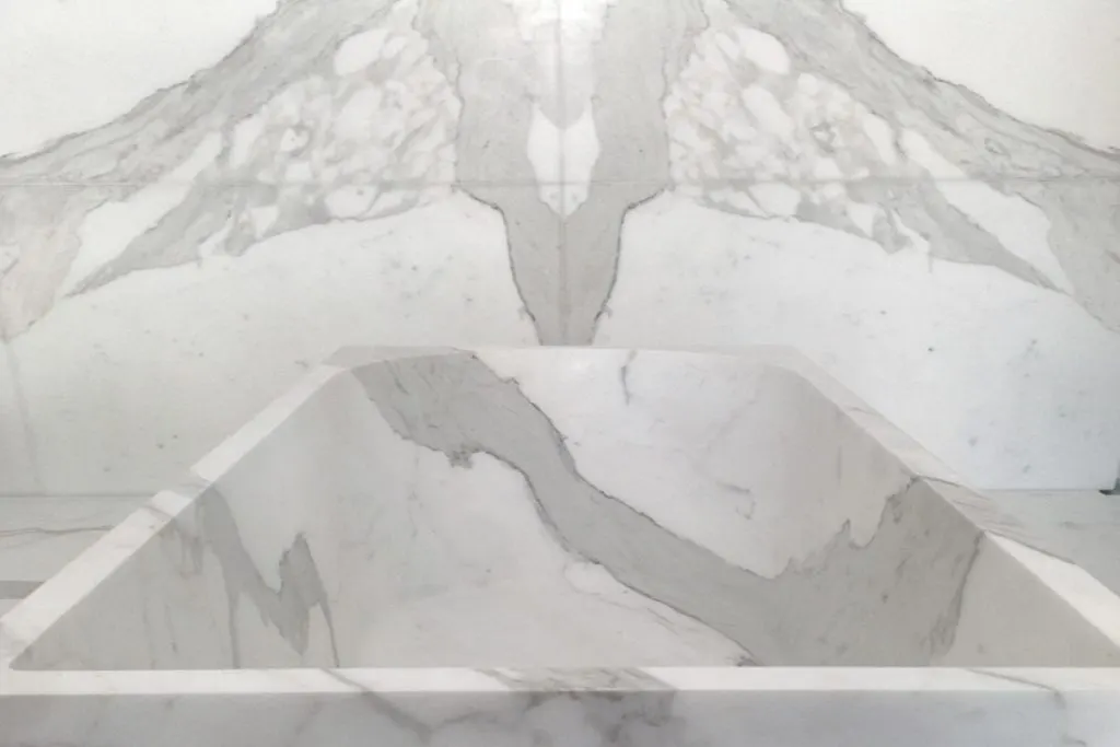 Statuario Extra мрамор, поверхность плиты – Marmi di Carrara – светло-серый, слоновая кость (64)