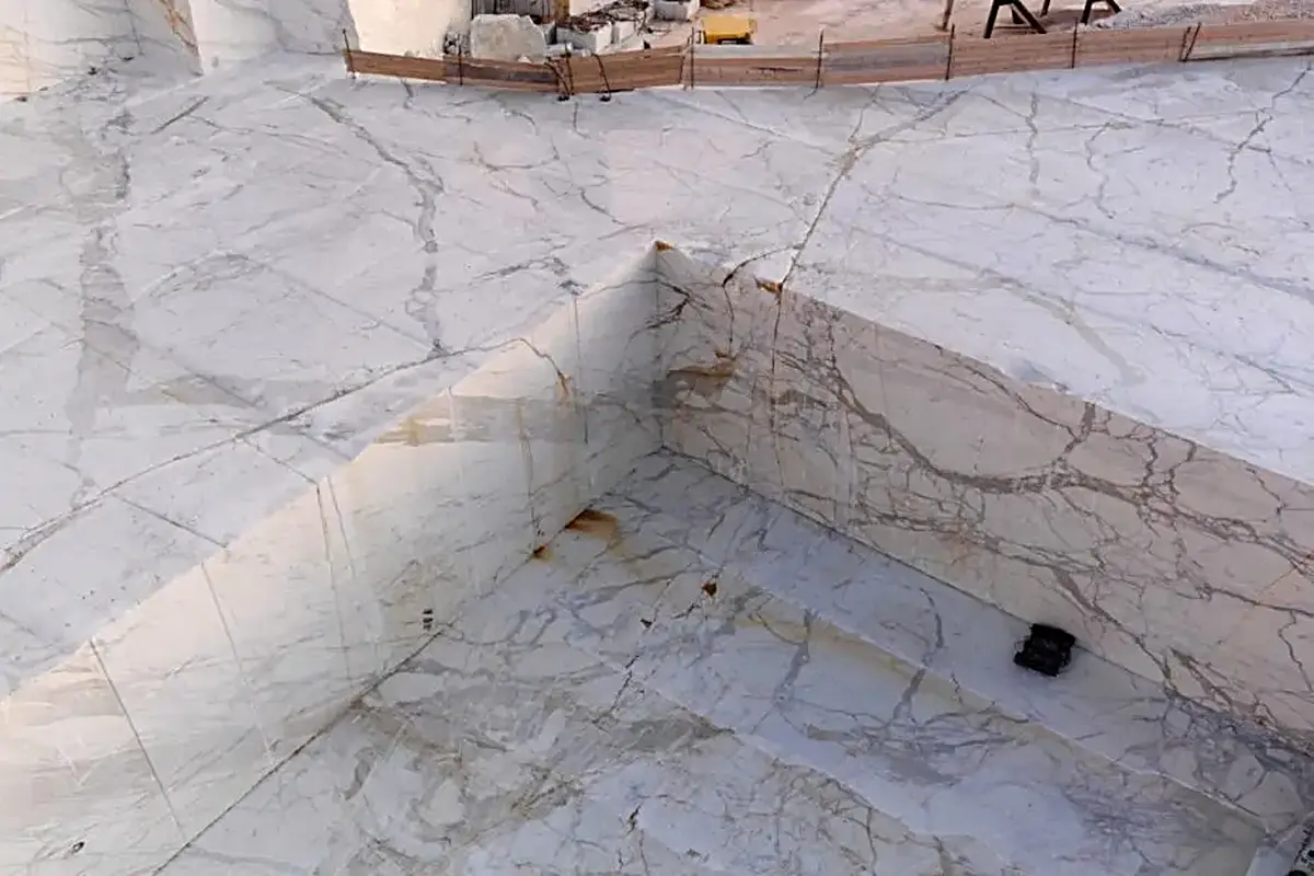 Statuario Extra Marmor, Steinbruchansicht – Marmi di Carrara – hellgrau, violett (71)