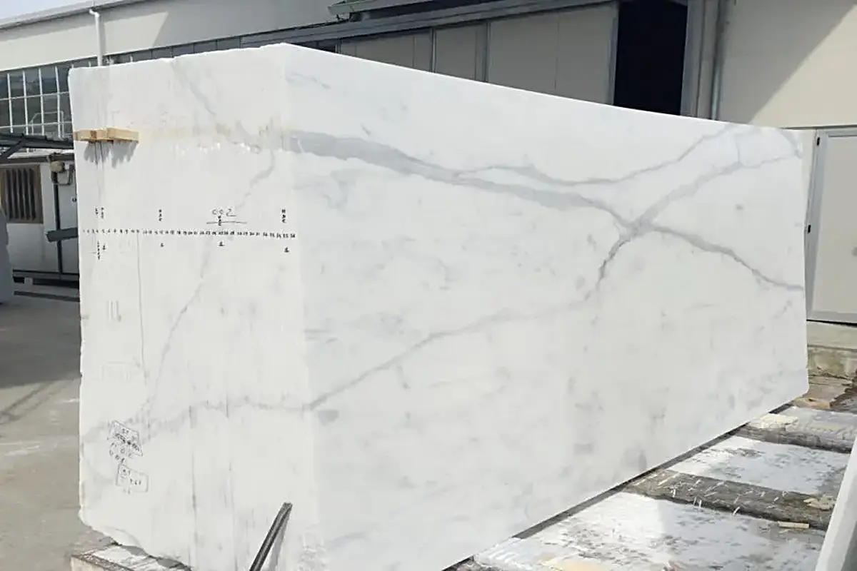 Statuario Extra marmo, superficie di lastra – Marmi di Carrara – avorio, verde (74)