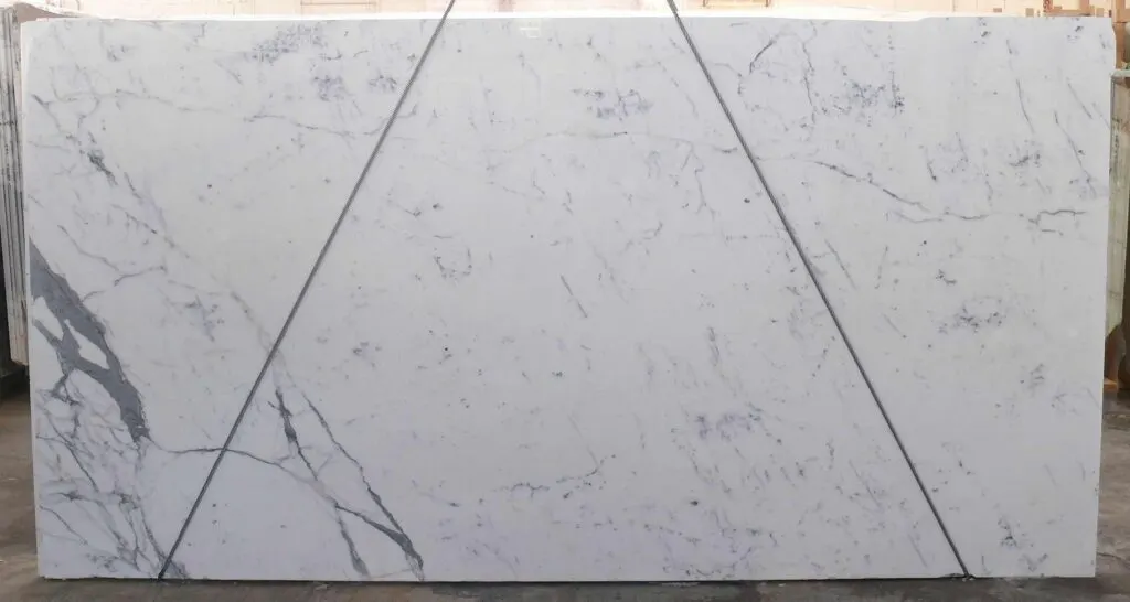 Statuario Extra marble slab surface – Marmi di Carrara – light grey, ivory (80)