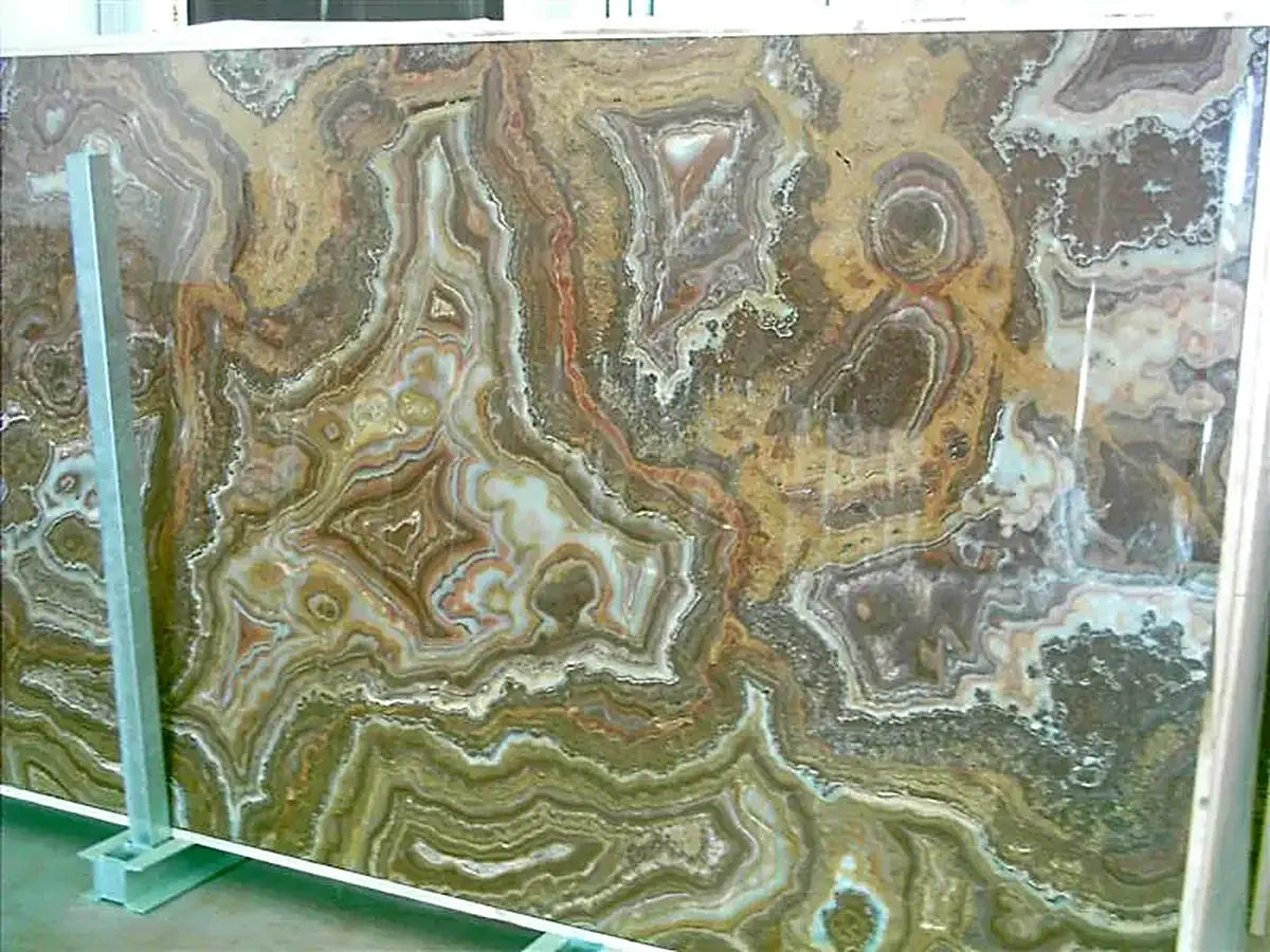 Tiger Onyx Onyx, Plattenoberfläche – Marmi di Carrara – grau, grün (1)
