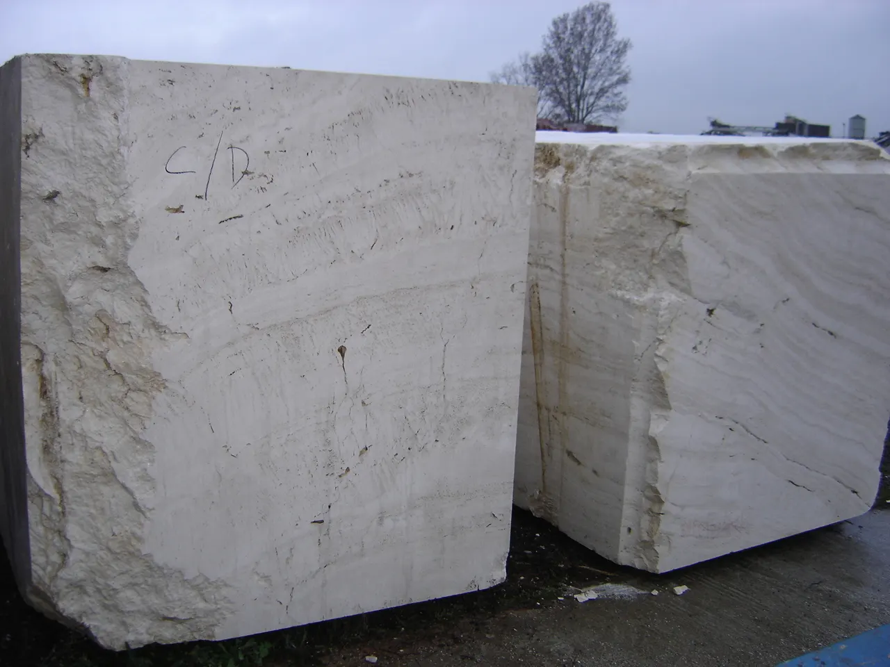 Travertino Travertin, Plattenoberfläche – Marmi di Carrara – grau, anthrazit (9)