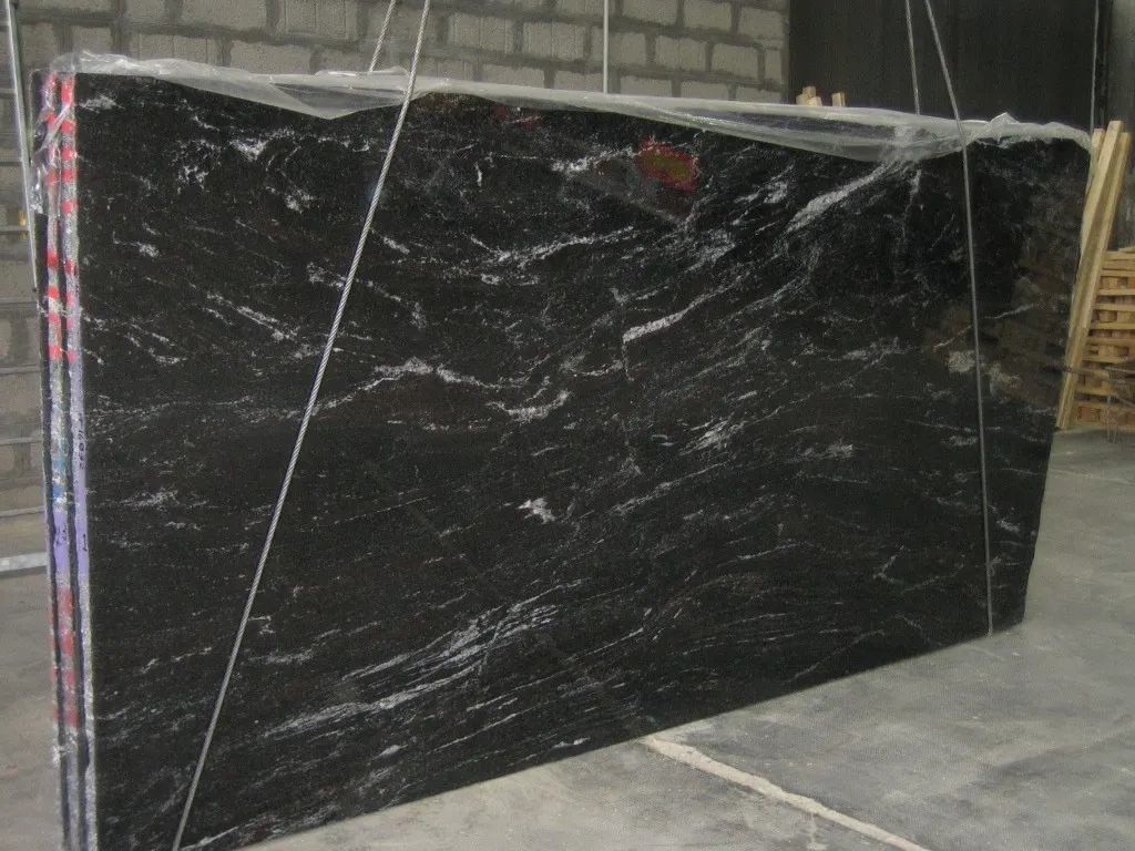 Tundra Red marbre, surface de dalle – Marmi di Carrara – noir, gris (1)