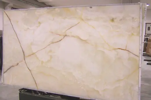 White Onyx onyx slab surface – Marmi di Carrara – light grey, beige (2)