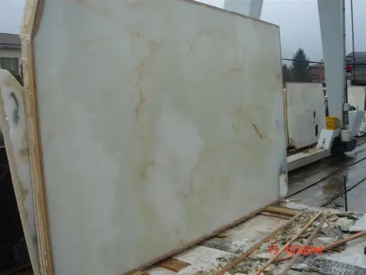 White Onyx onyx slab surface – Marmi di Carrara – grey, charcoal (8)